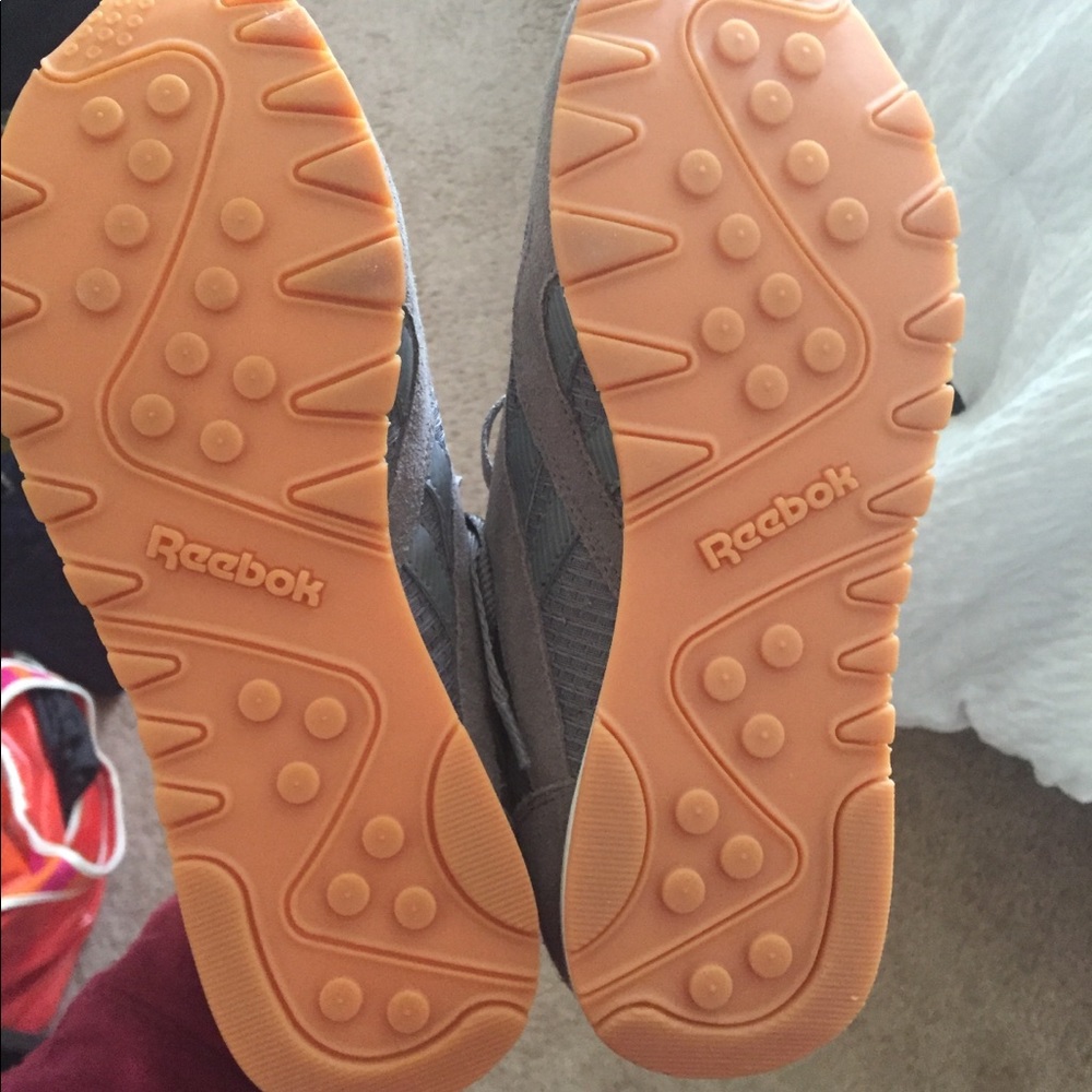 Woman’s Reebok Classics - Picture 5 of 5
